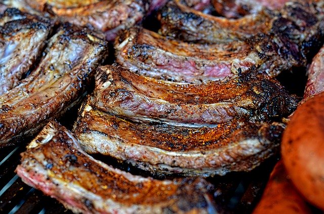 Juicy ribs ready to eat.